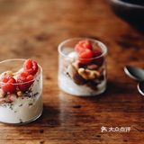 酸奶树莓杯-先铺酸奶再放上脆脆麦，然后放上树莓