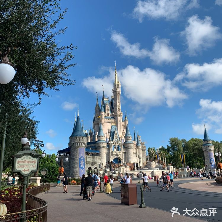 小小世界是迪士尼非常标志性的一项游乐设施，非常适合带