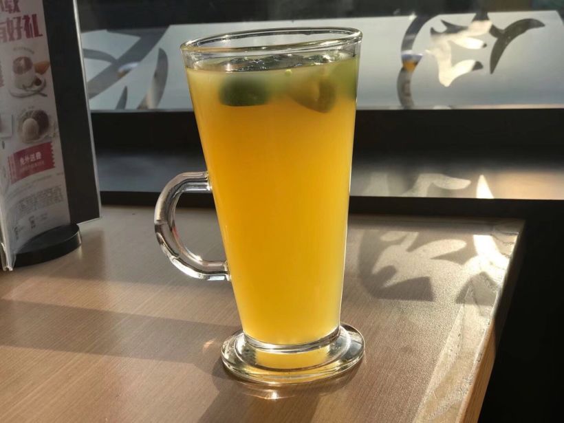 点了一份套餐,新清雅卡曼橘茶,里面有小青橘,酸甜爽口.