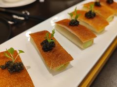 鱼子酱配脆皮烤乳猪-广州文华东方酒店·江-由辉师傅主理