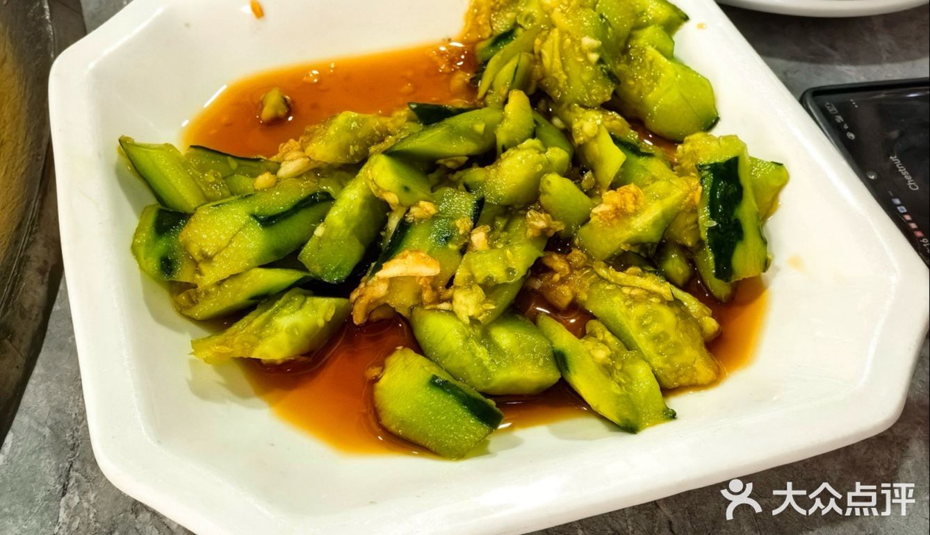 坐在院子里吹着风吃柴火鸡,太有感觉了!