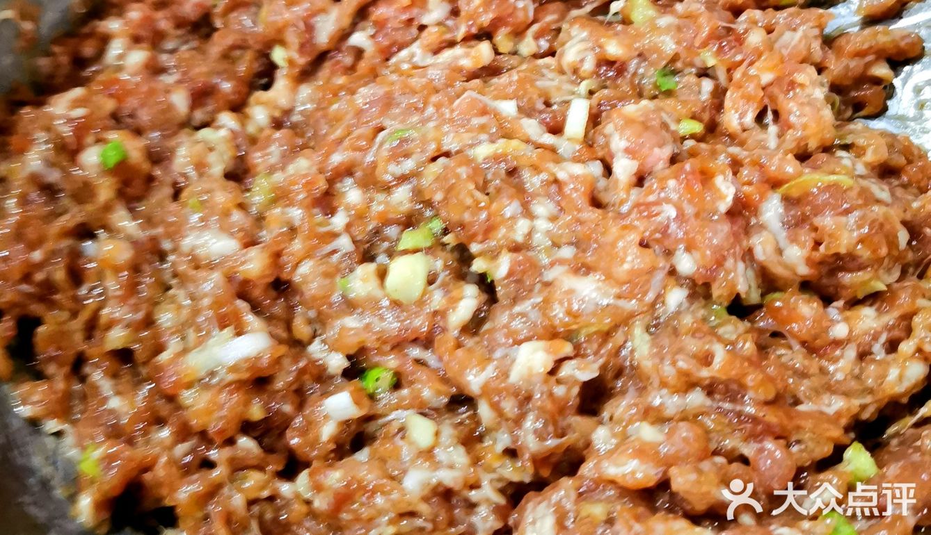 装碗撒香葱。颜色深的为牛肉，蕴含筋道干香
