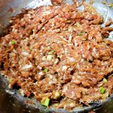 装碗撒香葱。颜色深的为牛肉，蕴含筋道干香