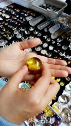 这种是“加色”水晶，不值钱-东海水晶大集