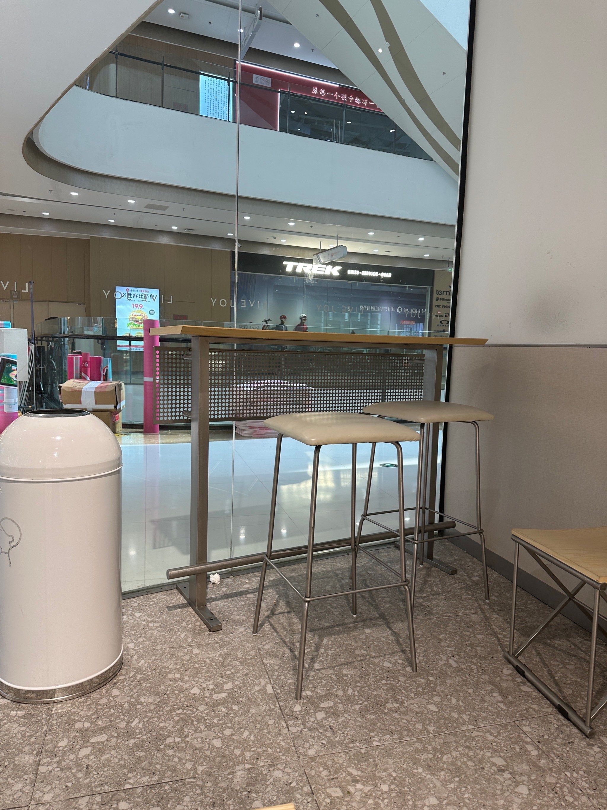 奶茶店的悠闲座位安排
