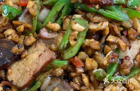 Racine de navet sauté aux lardons sur plat chauffant