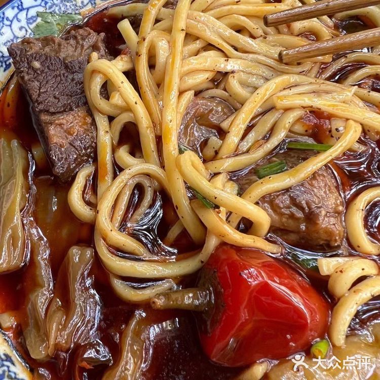 隐藏在舞蹈学院门口的牛肉面