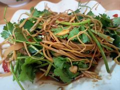 凉拌香菜豆干-烂厅下牛肉汤