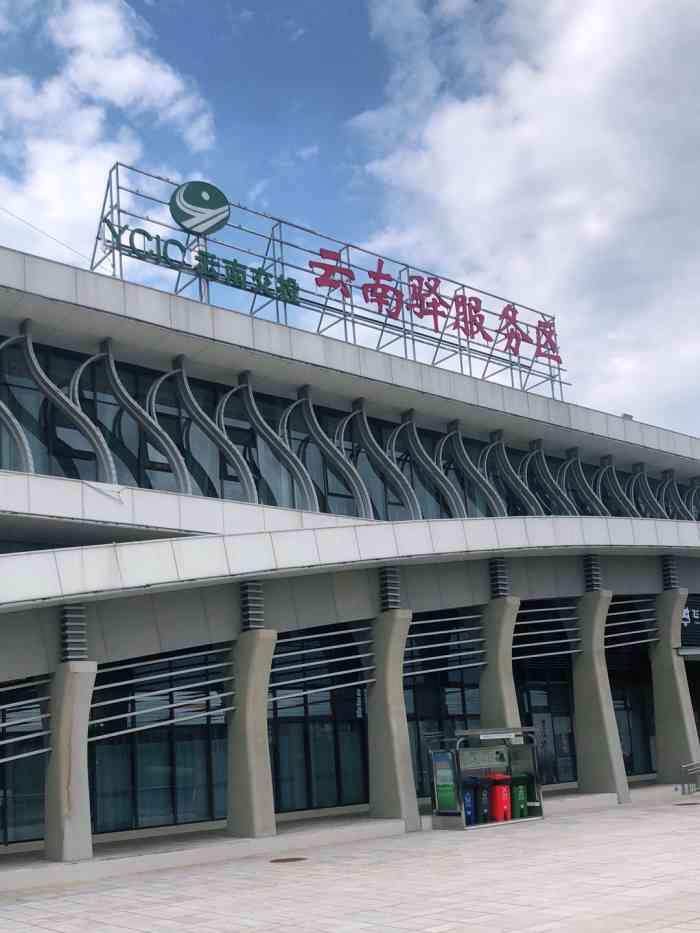 云南驿服务区停车场-"进入大理之前的一个服务区,卫生间非常多,.