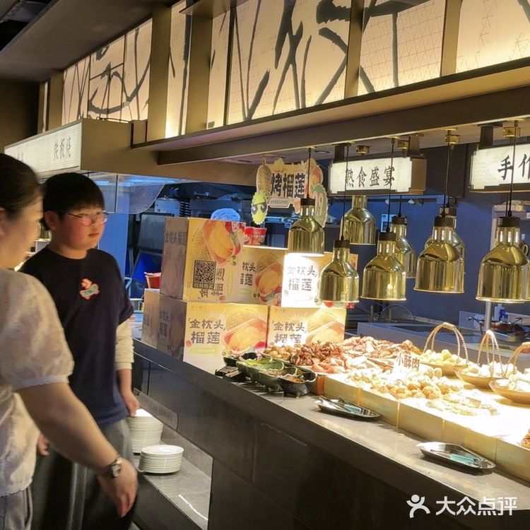 芝小官火锅烤肉自助餐厅 环境不错，都分开