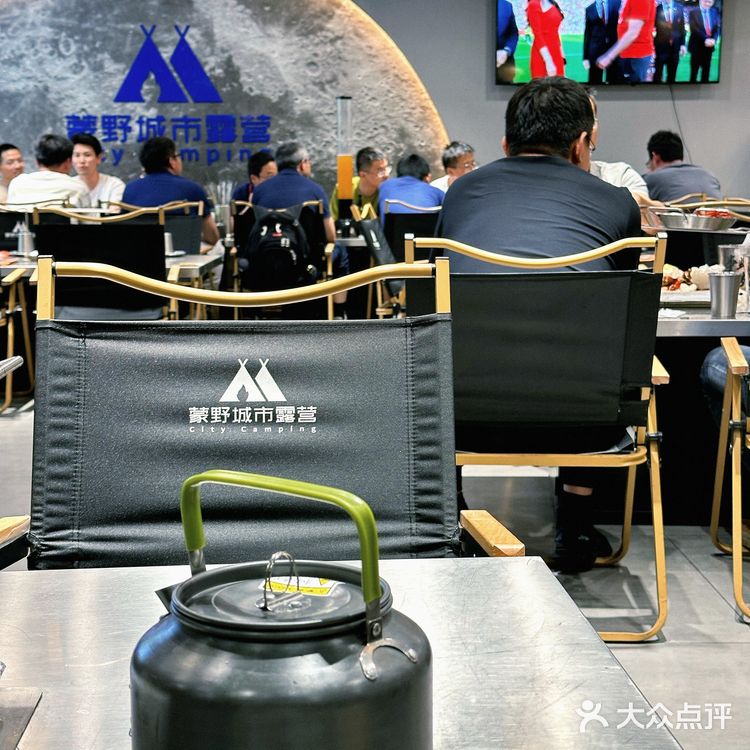 这家店露营氛围感拉满啦!露营风烧烤吧很夏天