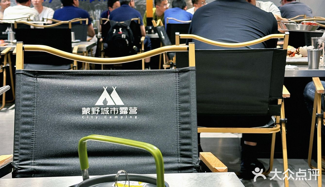 这家店露营氛围感拉满啦！露营风烧烤吧很夏天