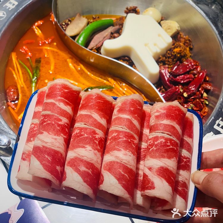 人气爆棚明星火锅~   整个餐厅装修的也是相当的红火