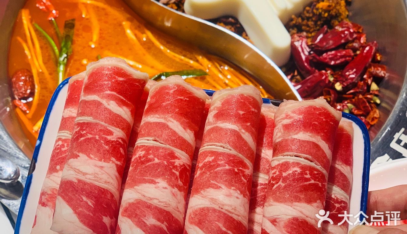 人气爆棚明星火锅~   整个餐厅装修的也是相当的红火