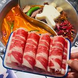 人气爆棚明星火锅~   整个餐厅装修的也是相当的红火