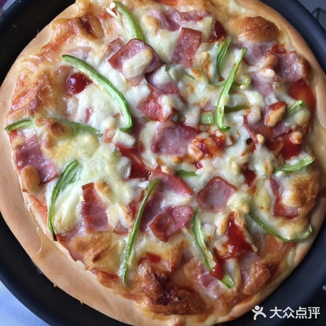 放入饼胚，刷上番茄酱或者甜辣酱，准备配料