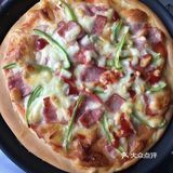 放入饼胚，刷上番茄酱或者甜辣酱，准备配料