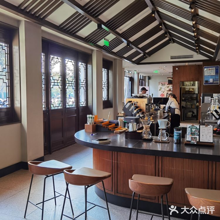 正应了上海爷叔那句话：“现在喝咖啡，更多的是喝情怀”[调皮]