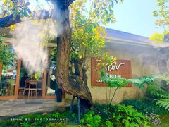 -Chom Cafe and Restaurant