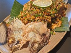 坚果手撕海鲈鱼-Ameigo梅果·云贵川bistro(长宁来福士店)