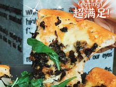香烤菌菇比萨配芝麻叶-WOLFGANG PUCK KITCHEN & BAR(迪士尼小镇店)