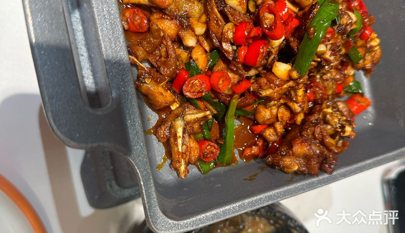 楠城湘餐厅以地道湘菜闻名,辣味层次分明,食材新鲜分量足