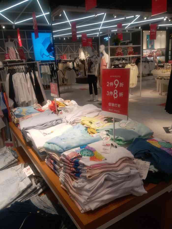 vnn(茂业天地店)-"[环境]vnn是伊迪亚旗下的,店面很大,.