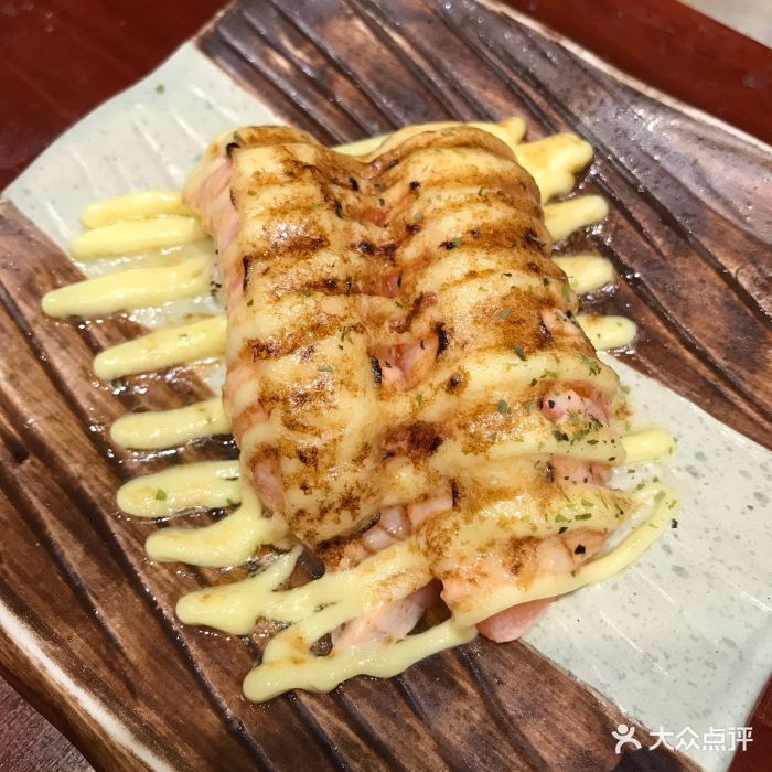 三文鱼火烧芝士手握寿司