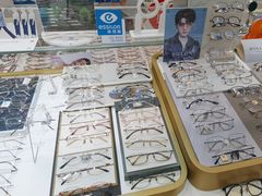 -美式眼镜·授权蔡司.依视路.尼康.豪雅.明月(人民广场店)