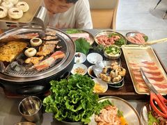 -围炉肉舍•炭烤活鳗•丹东海鲜烤肉(步行街店)