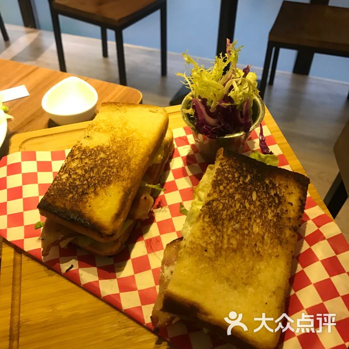 路生烧烤培根芝士三明治图片 - 第1张