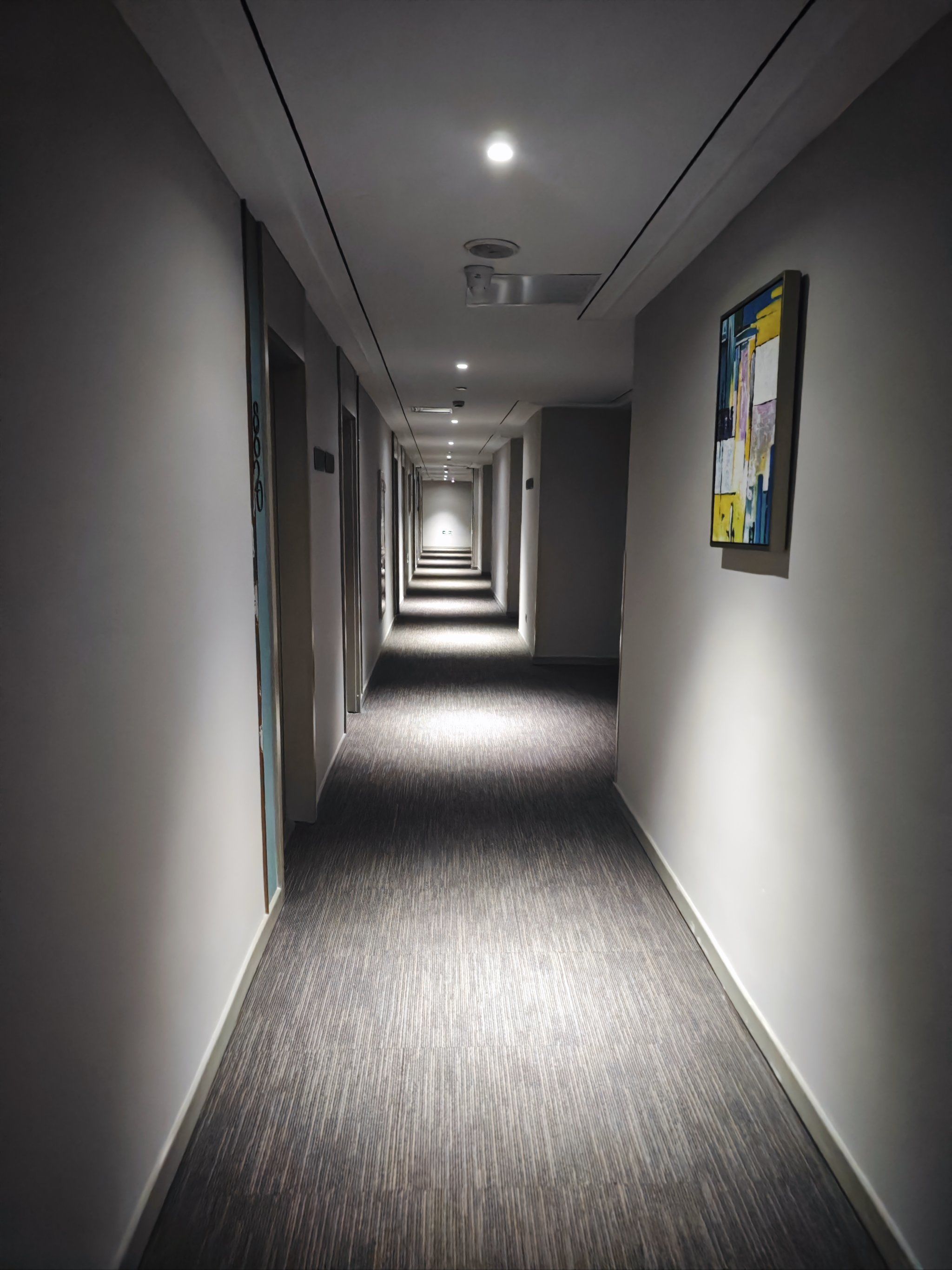 这种长长的酒店走廊,总让人心慌