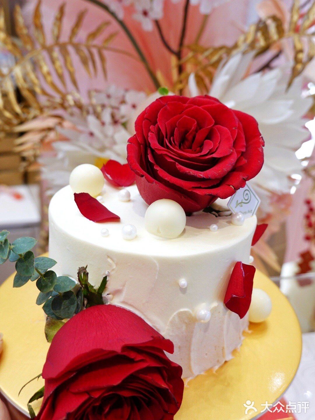 玫瑰见证爱情，纯动物奶油见证品质，这款情人节蛋糕太🉑️了！