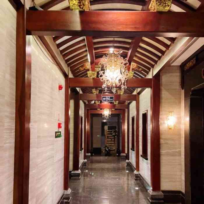 徽宴楼(紫檀宫店)-"这家的装修很气派的啊~非常中式~点了鱼.