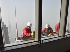 上海柏悦酒店江景套房-窗外蜘蛛人3-上海柏悦酒店