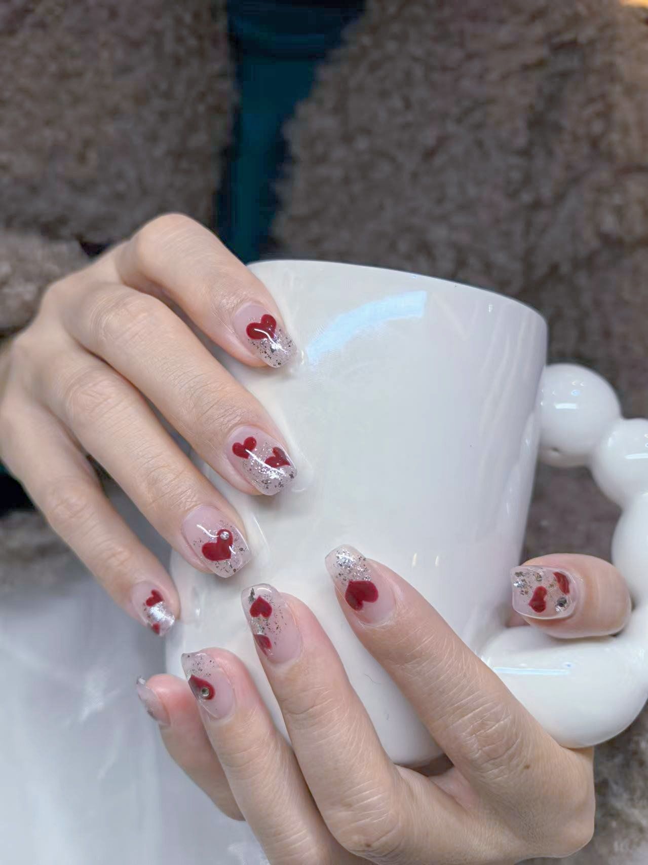 红色爱心美甲款式