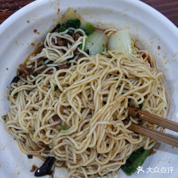 看到招牌说十年专业做杂酱面