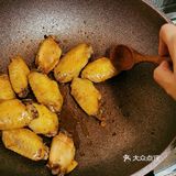 自家製蜜糖雞翼和冬菇瑤柱海鮮水菜豆苗煲