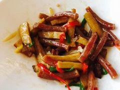 牛肉干巴炒藕条-云海肴·汽锅鸡·云南菜(高德置地店)