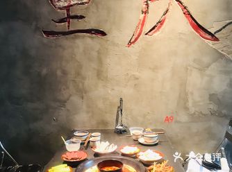 打卡了经典的重庆火锅店，装修是工业风，给人怀旧的感觉