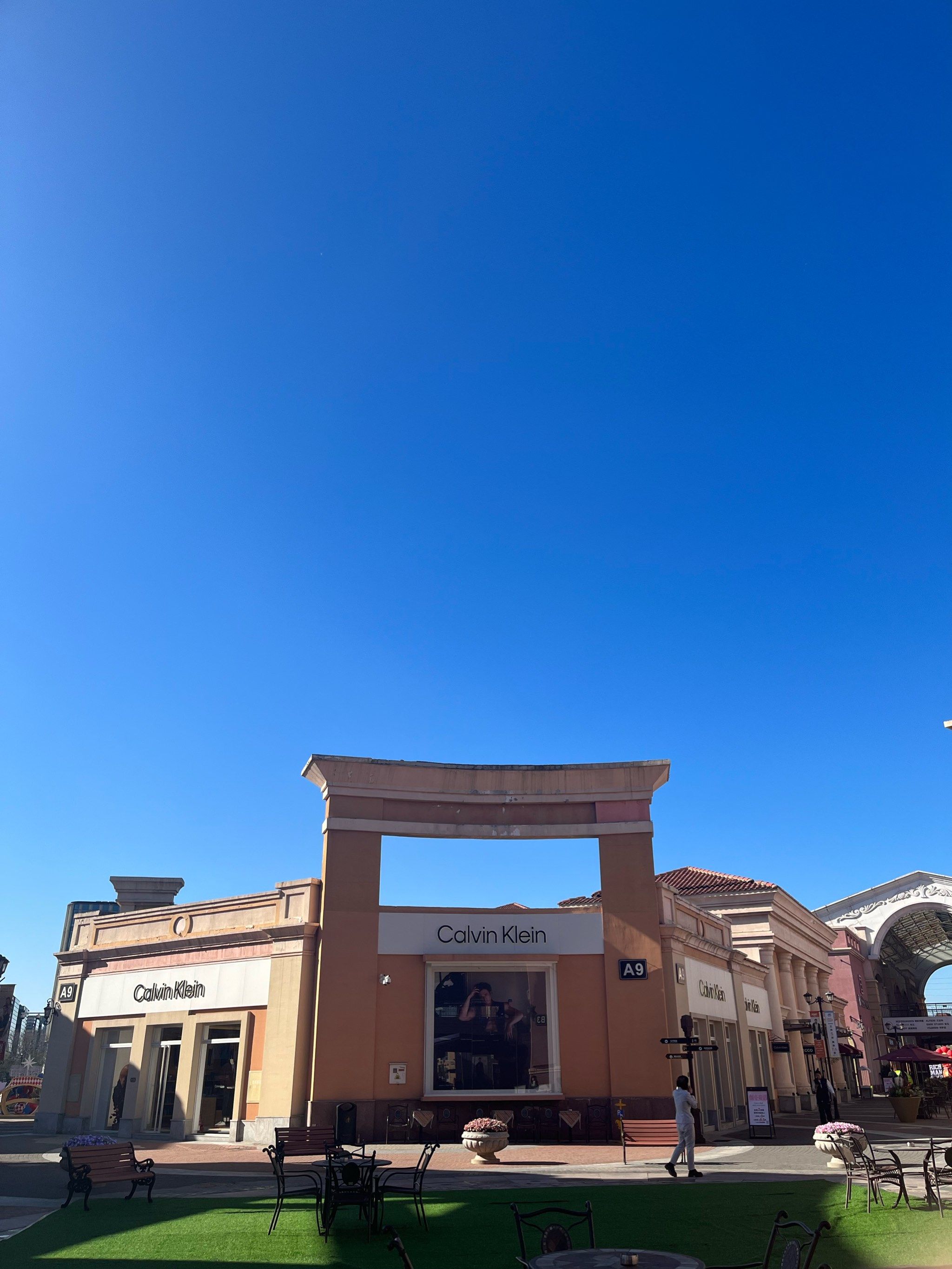 冷冷清清的一个奥莱小镇