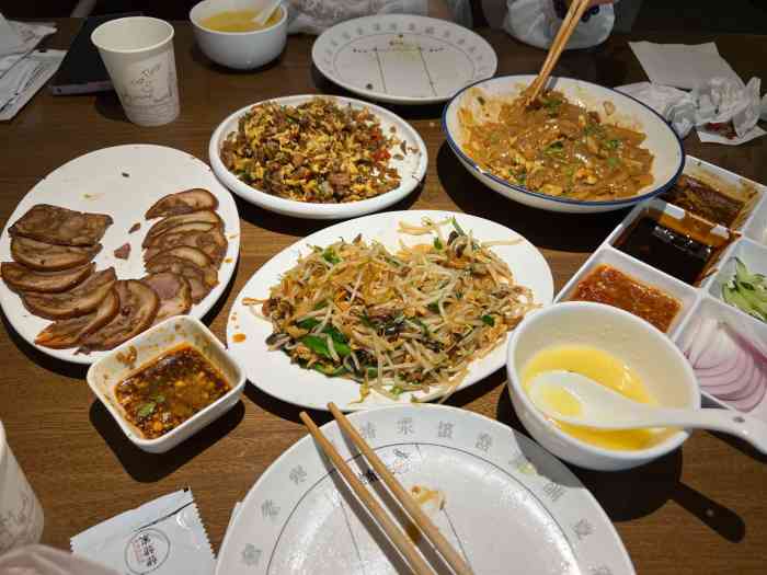 姥姥家春饼店(八里庄店)-"至于吗至于吗 不就是薄饼卷菜吗?排队排得.