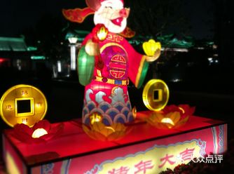 滕王阁的入口处就设立了这样的花灯