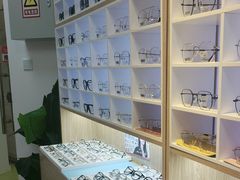 -天空之镜眼镜店蔡司依视路配镜授权零售店(望京颐堤港店)