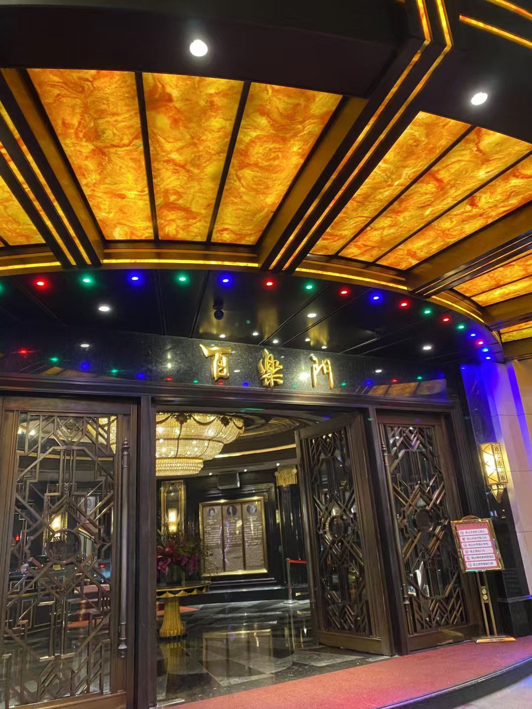 上海老克勒必打卡地
百乐门舞厅
看到阿姨叔叔还是会光顾
这样