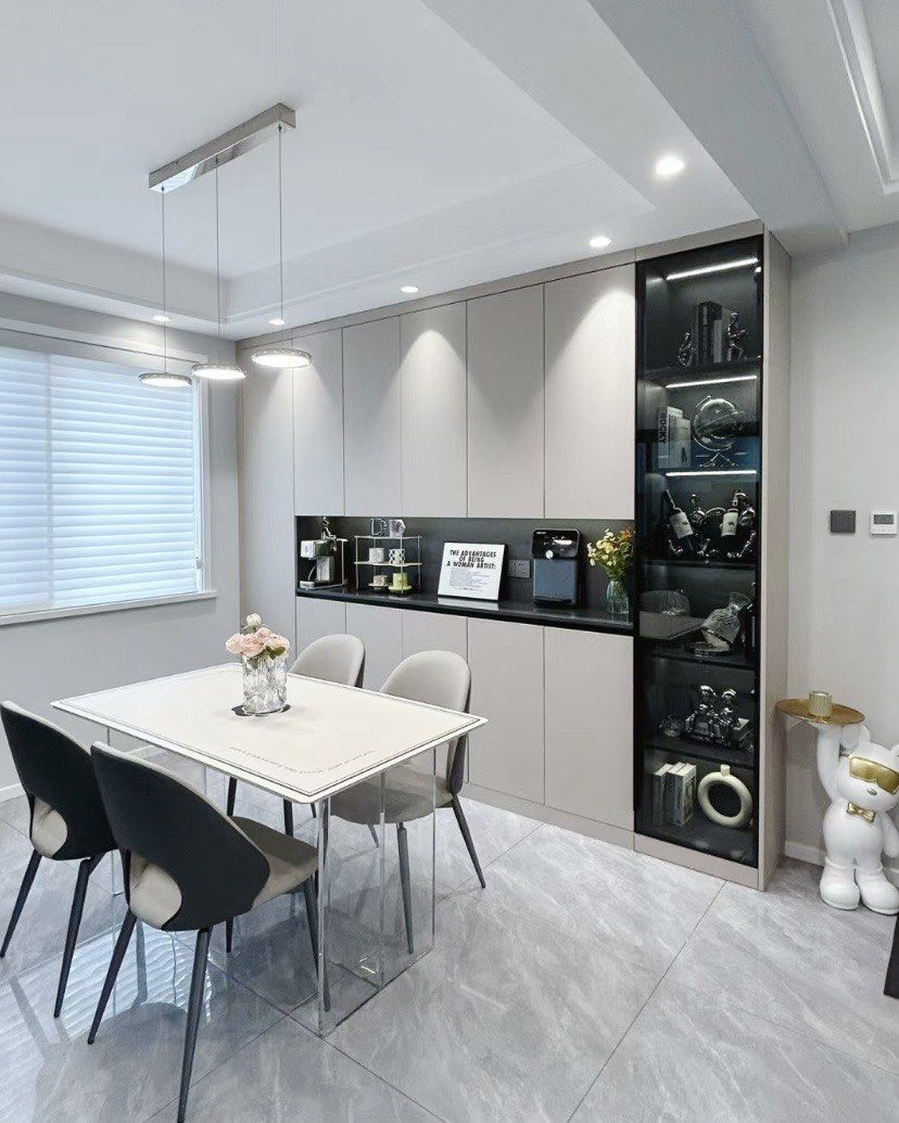 柜子里面也很能装,我的风车凳都在里面放的
我家餐厅净开间三米,长