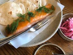 烟熏三文鱼配烤饺子皮和芥末籽酱-BOR Eatery(安福路店)