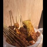 和朋友选了一些炸串后，就坐在那里等着就可以了