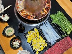 -果松木炭酸菜铜火锅·外婆参鸡汤