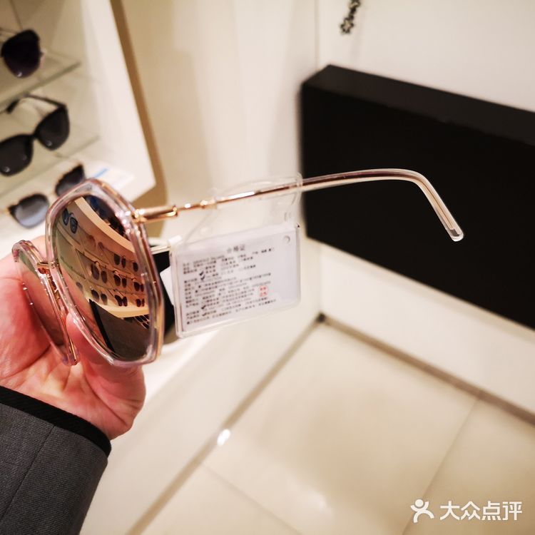 他们家里面的一个品牌花雨伞，她们家的太阳镜是属于啊